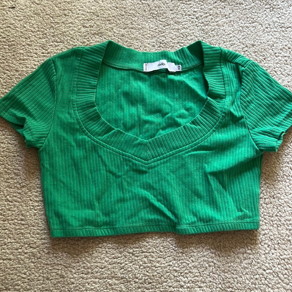 adika - green - short sleeve crop - v neck - xs